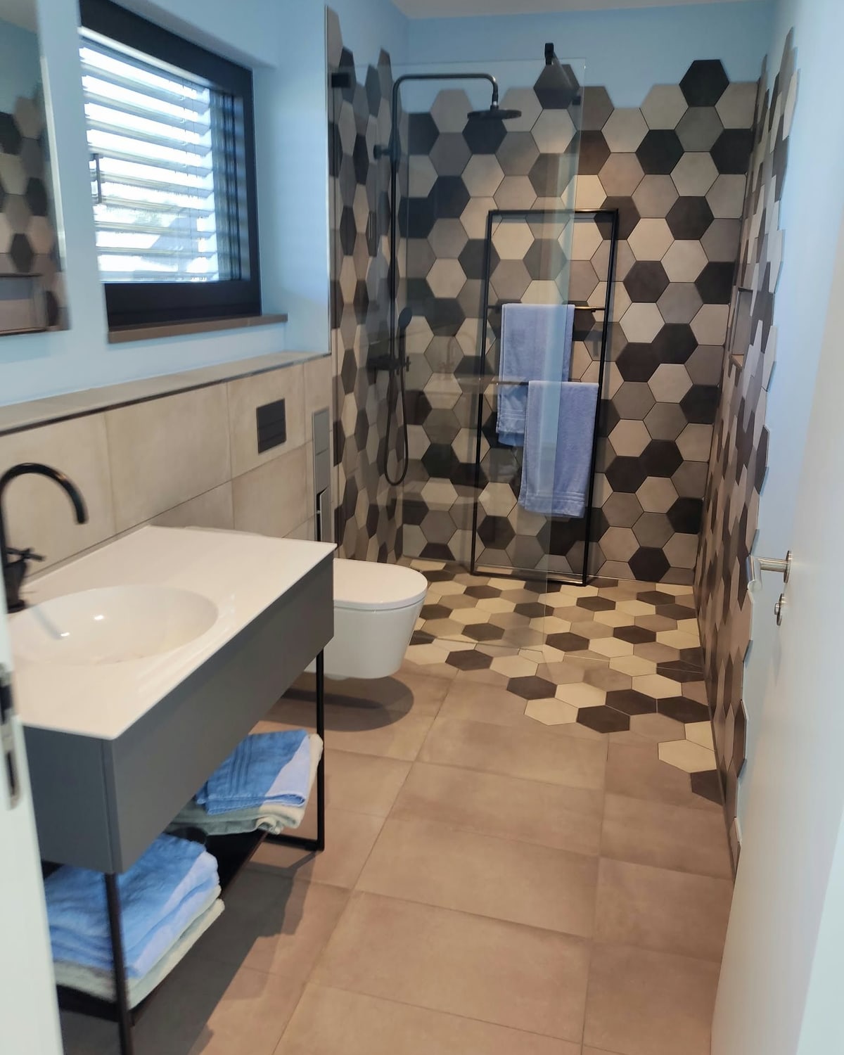 Bad mit Sechseckfliesen, Dusche und Wand-WC