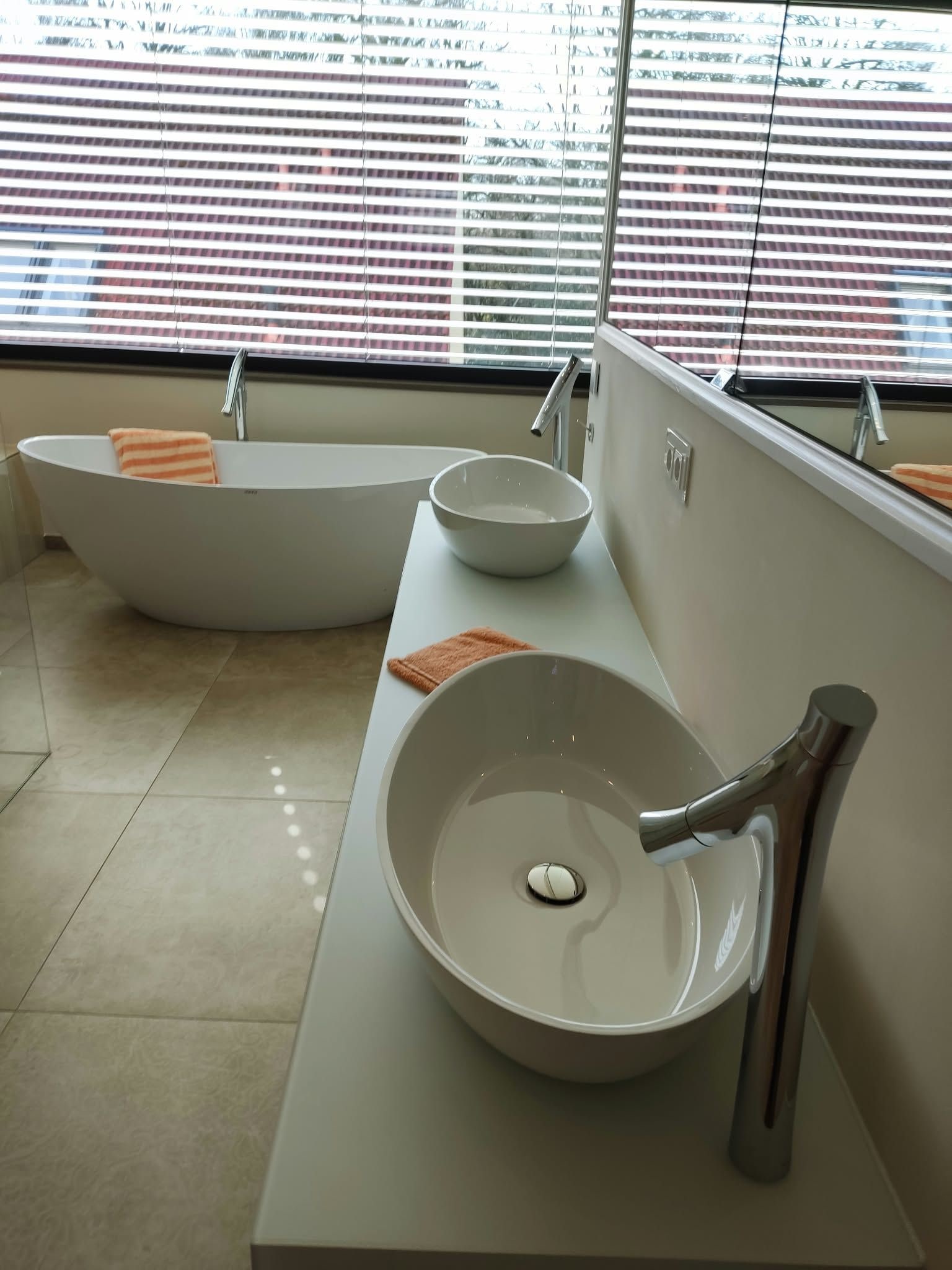Bad mit freistehender Badewanne und Aufsatzwaschbecken