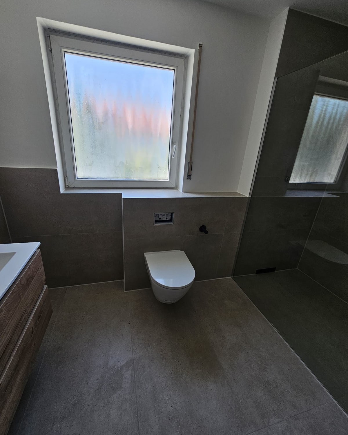 Bad in Frankfurt-Kalbach nach der Sanierung mit Wand-WC und Glaswand