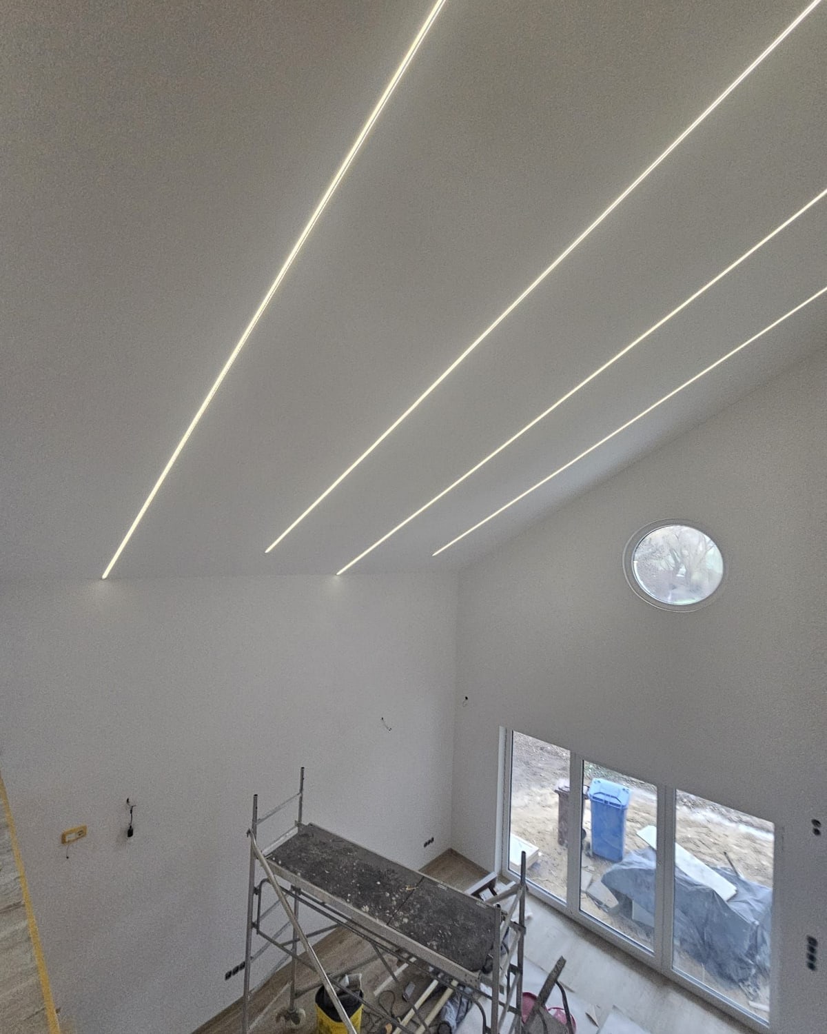 LED-Lichtlinien in einer Decke