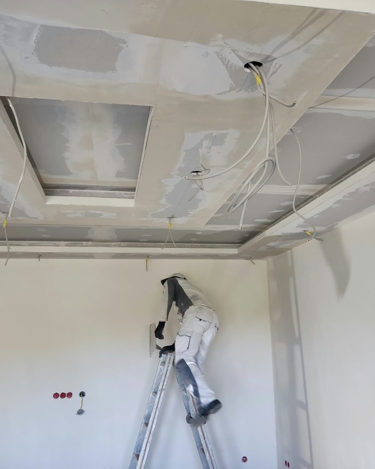 Neue Trockenbaudecke mit Lichtausschnitt